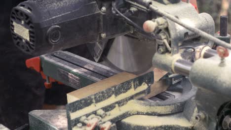 miter saw cross cut