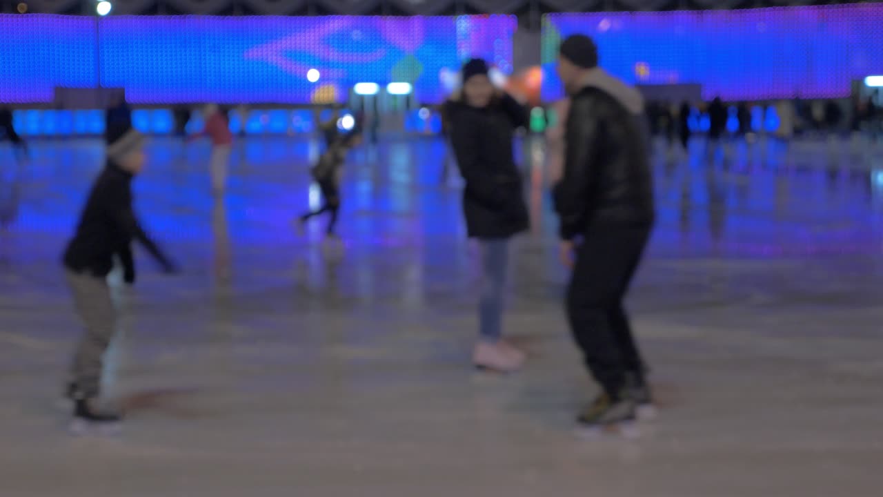 clip de enfoque suave de la pista de hielo dentro del parque sokolniki moscú rusia