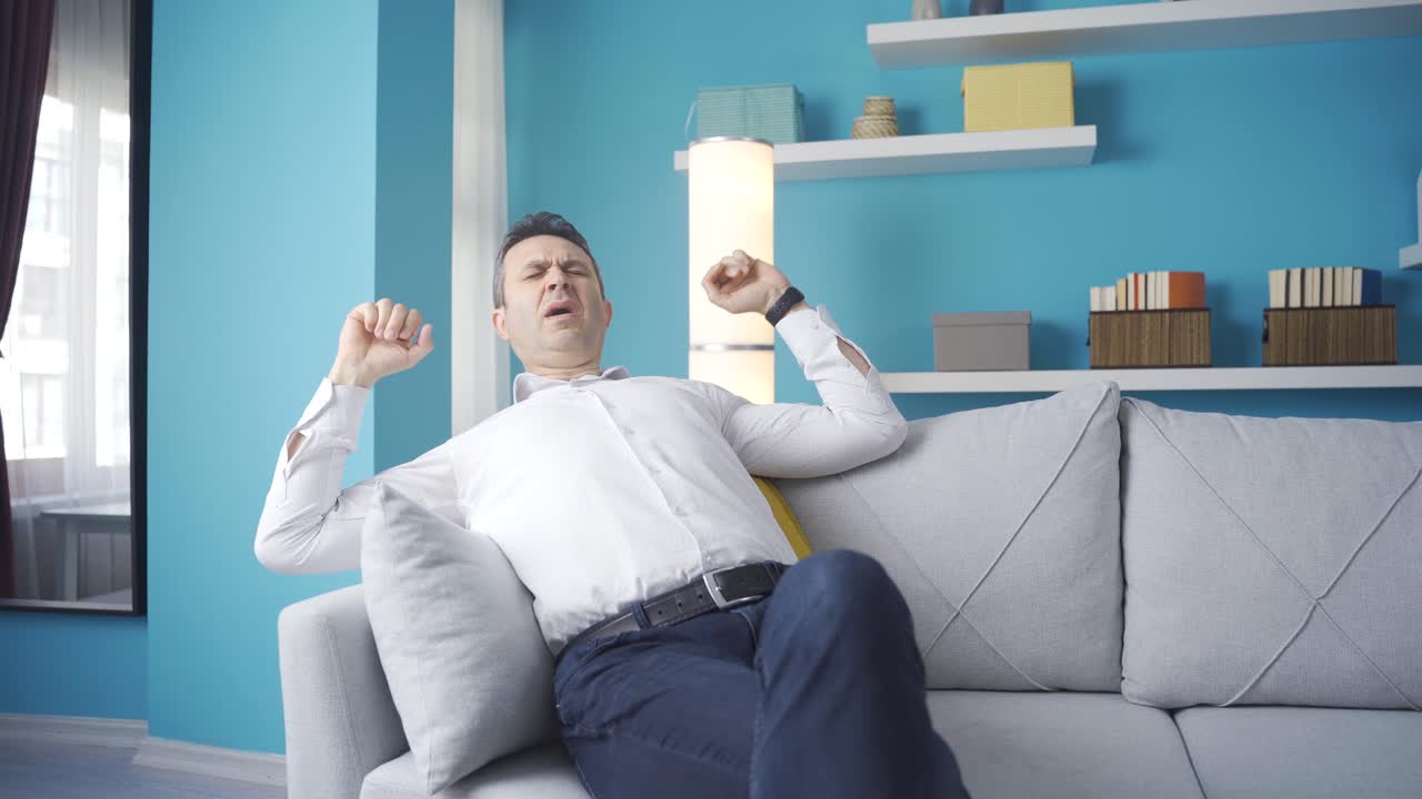 피곤한 남자가 좌석에서 잠들어 있습니다.