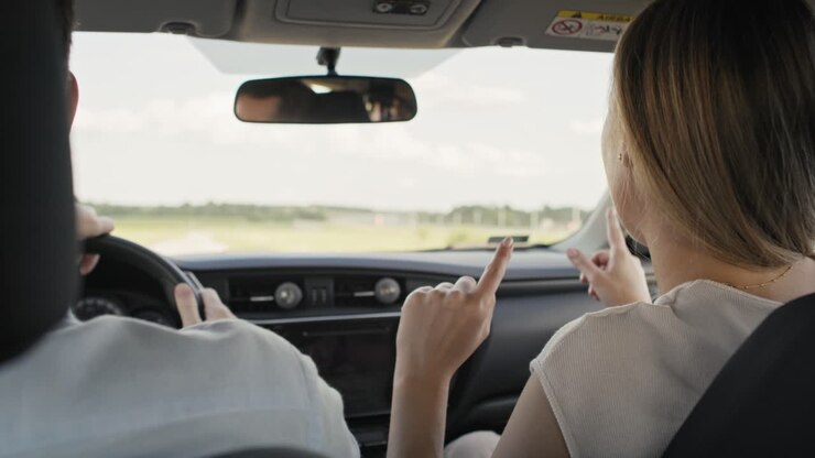 Vista posteriore di una allegra coppia caucasica di mezza età durante un viaggio in auto