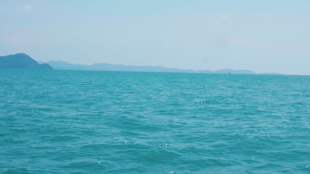 멀리 있는 산 들 과 함께 바다 를 볼 수 있다