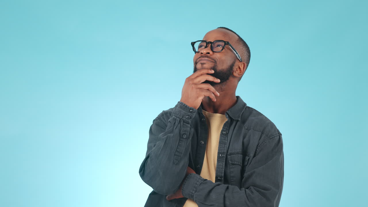 el pensamiento, la idea y el joven negro en un estudio