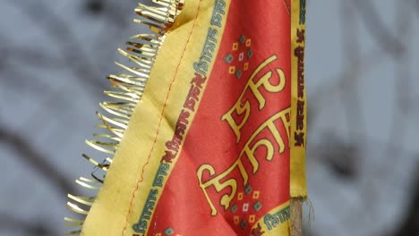 bandera roja naranja en el viento