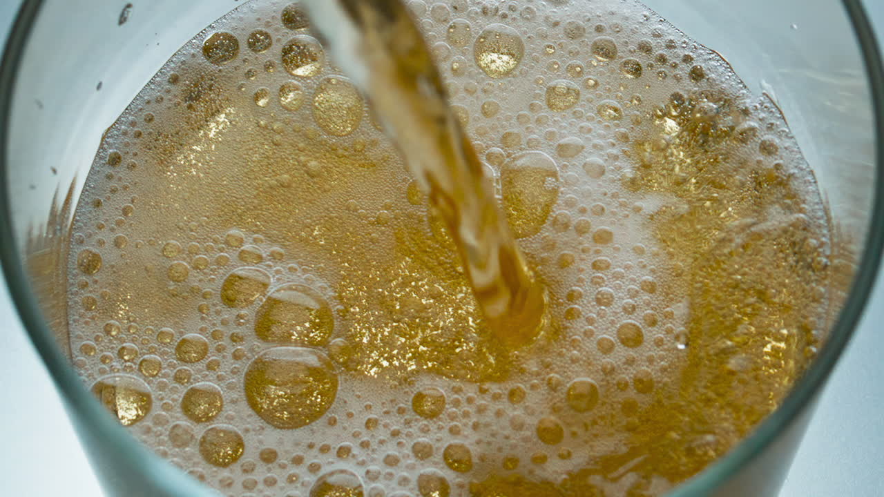 클로즈업 크래프트 맥주 채우기 컵 느린 동작: 알코올 액체 버블링 컵