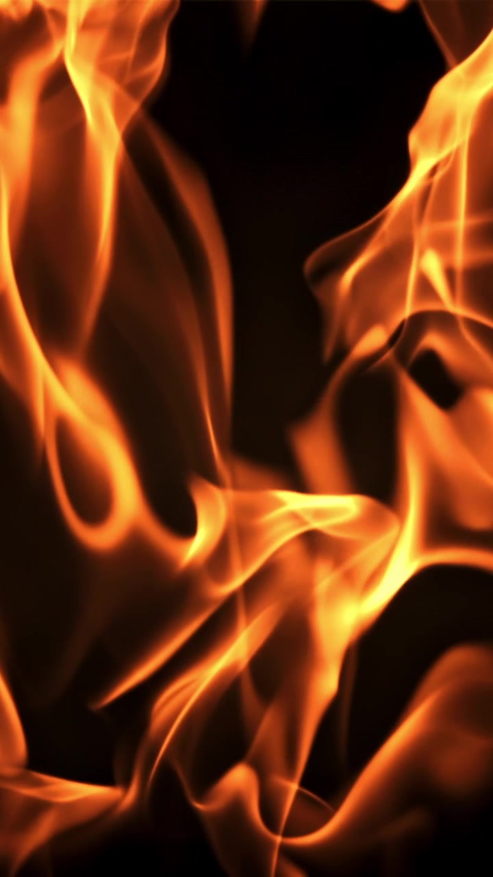 Fiamme dinamiche arancioni e gialle su sfondo nero