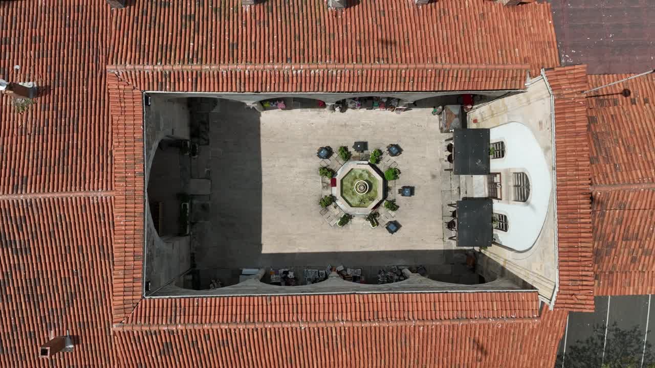 la mezquita de alaaddin y la madrasa de pervane video de avión no tripulado, centro de la ciudad de sinop, turquía