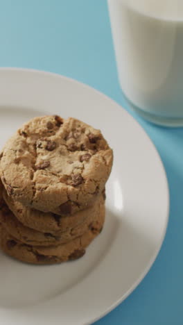 video de galletas con chocolate y leche sobre fondo azul