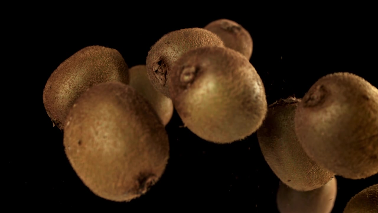 Kiwis Frescos Flutuando em Fundo Preto em Câmera Lenta