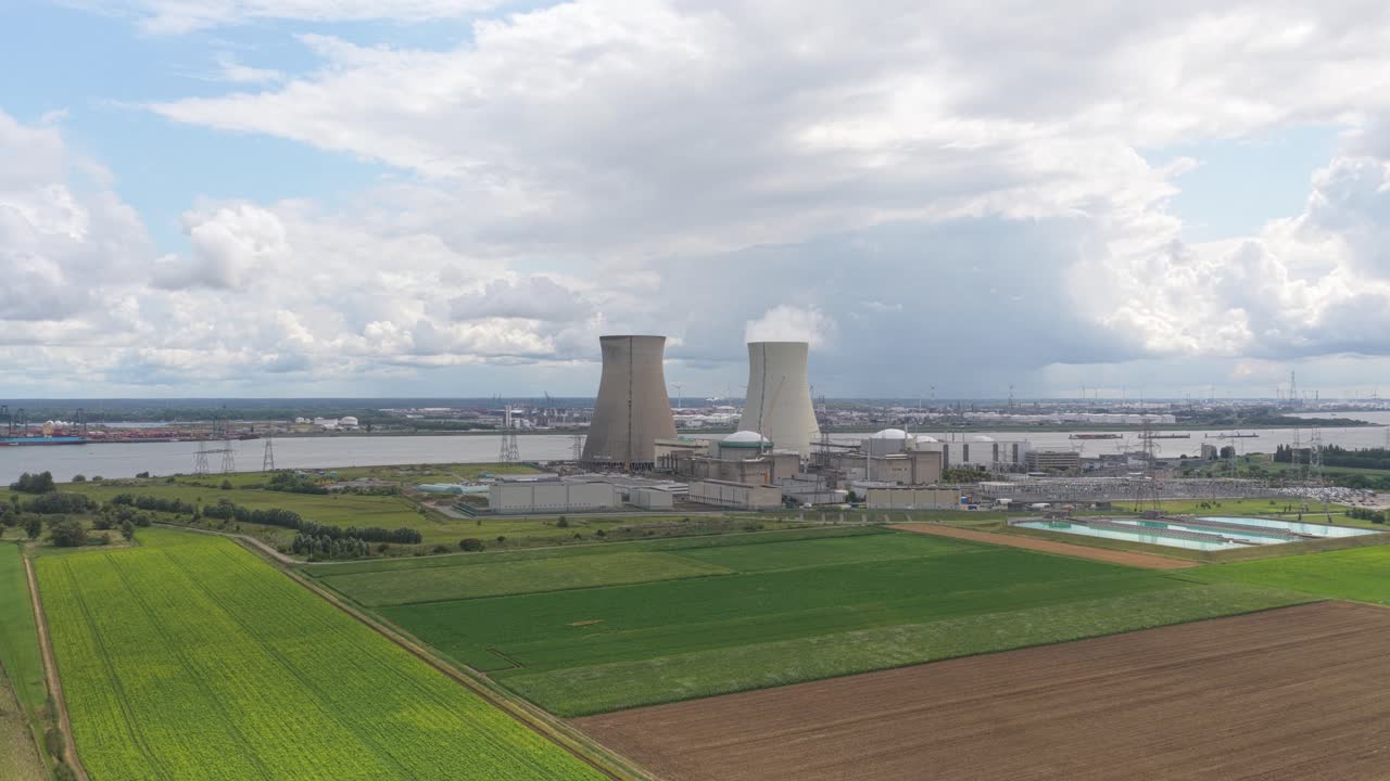 Panorama con drone delle torri della centrale nucleare di Doel con fumo che si alza, Belgio