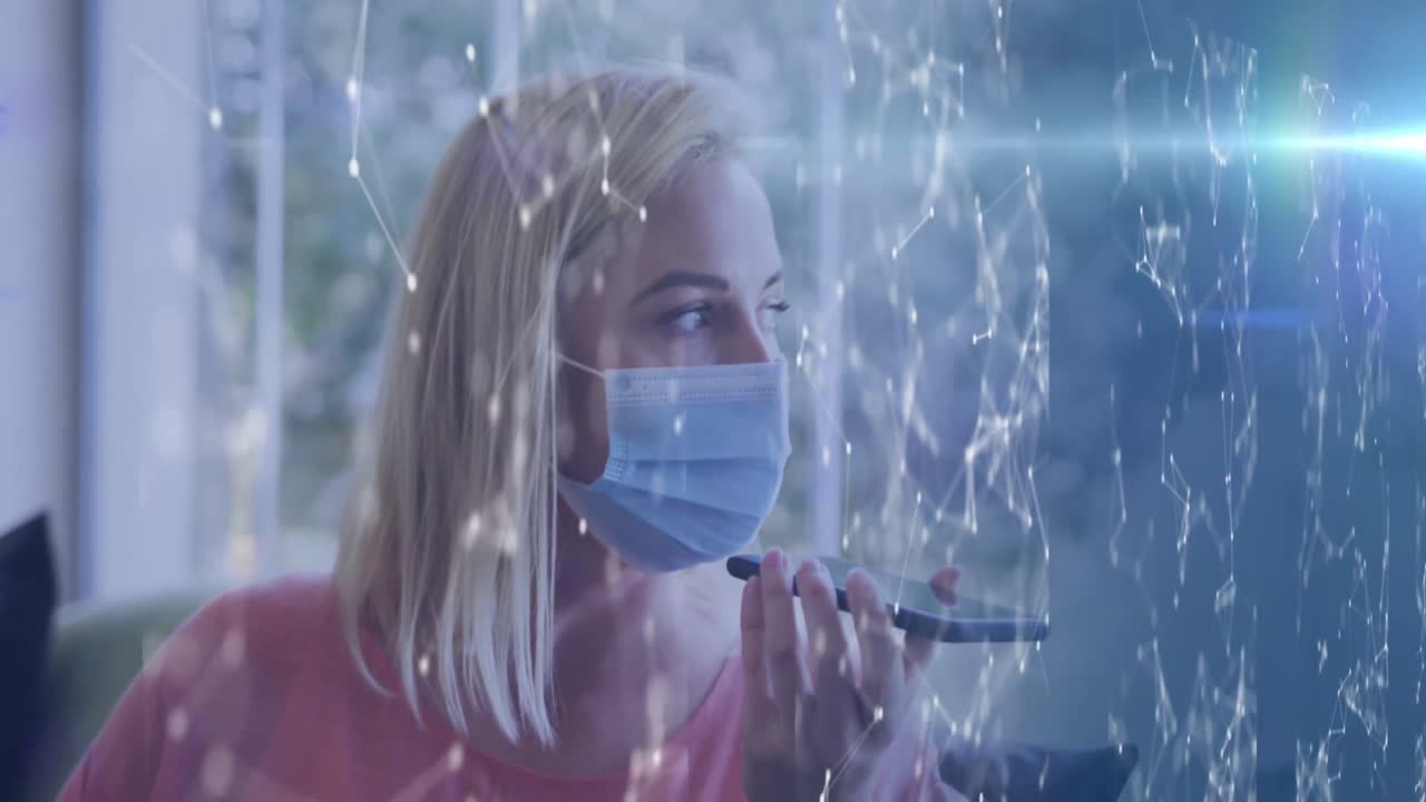 스마트폰을 사용하여 얼굴 마스크를 쓴 백인 여성 위에 움직이는 모양의 애니메이션