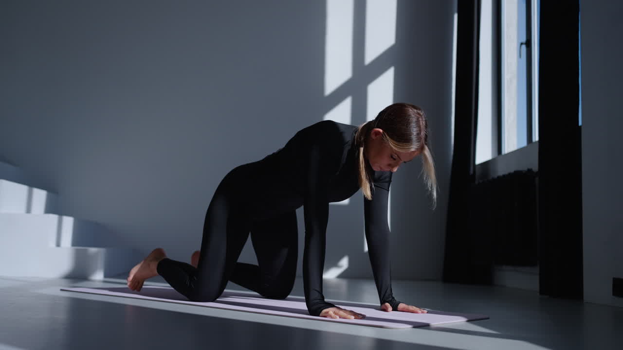 스튜디오 에서 요가 를 하는 여자