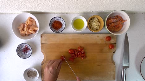 Timelapse-De-Movimiento-Rápido-De-Manos-Masculinas-Cortando-Tomates-Con-Cuchillo,-Vista-De-Arriba-Hacia-Abajo