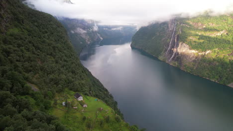 granja de montaña de skageflå en la ladera empinada de la montaña a lo largo de geirangerfjord en noruega, vista aérea
