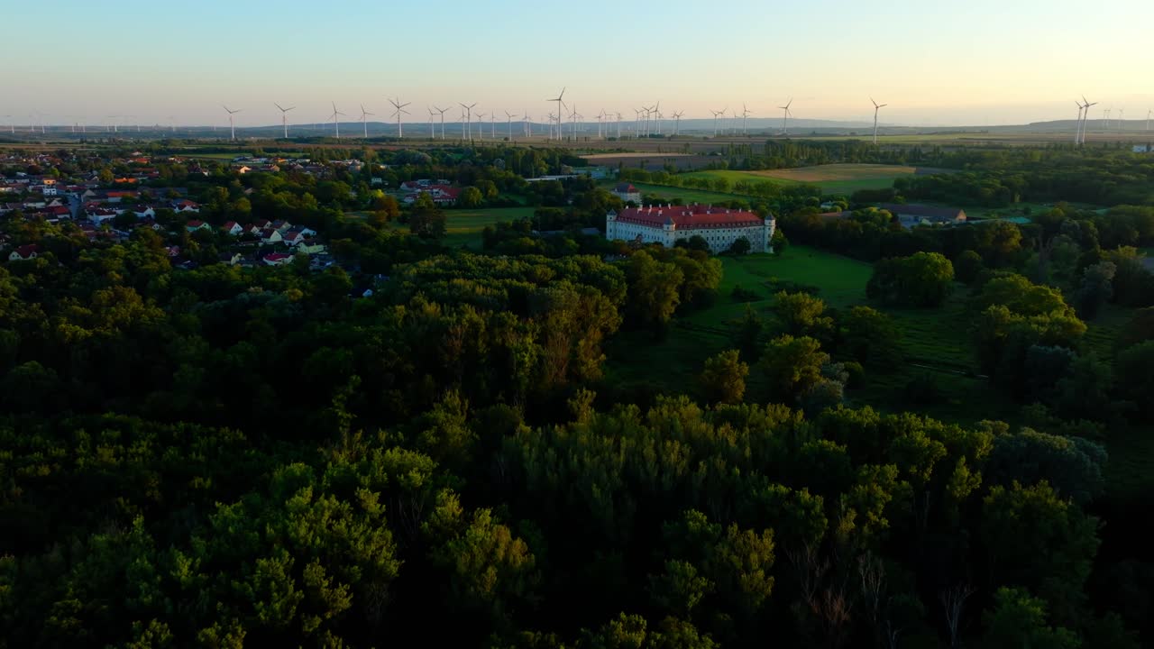 오스트리아 하부 에 있는 석양 에 있는 페트로넬 성 의 공중 사진