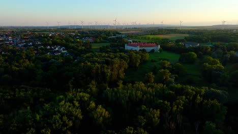 Luftaufnahme-Von-Schloss-Petronell-Bei-Sonnenuntergang-In-Niederösterreich,-Österreich