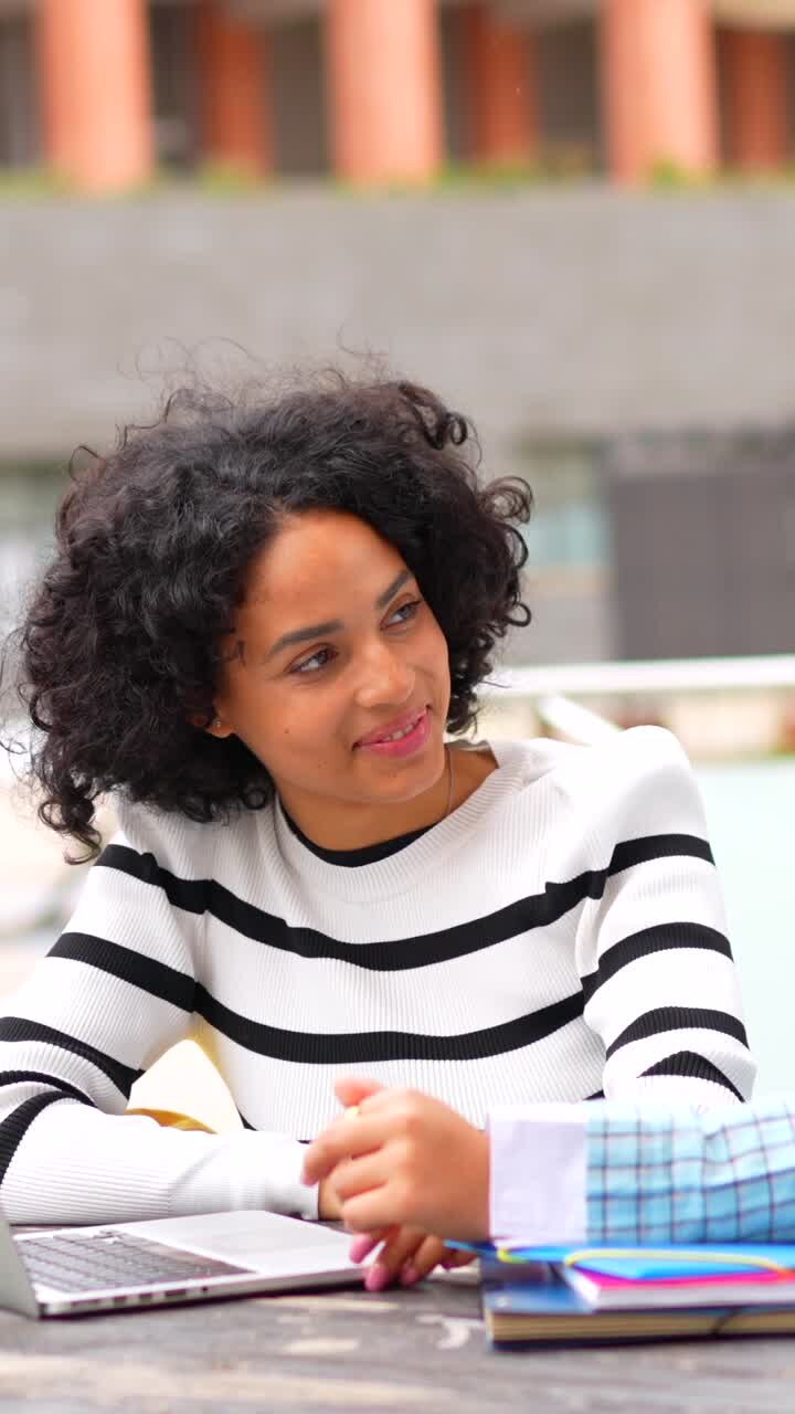 Due donne che conversano