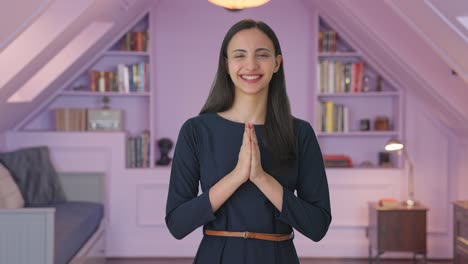 chica india feliz haciendo namaste