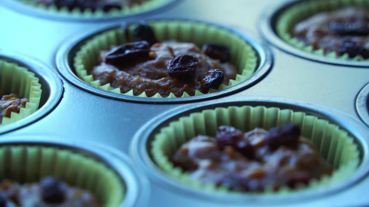 Muffin alla zucca vegani appena sfornati, preparati con vera zucca arrostita. Ricetta sana e senza latticini.