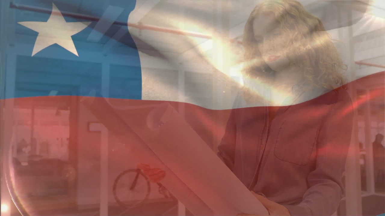 칠레의 발이 웃는 색의 여성 건축가가 청사진을 연구하는 애니메이션