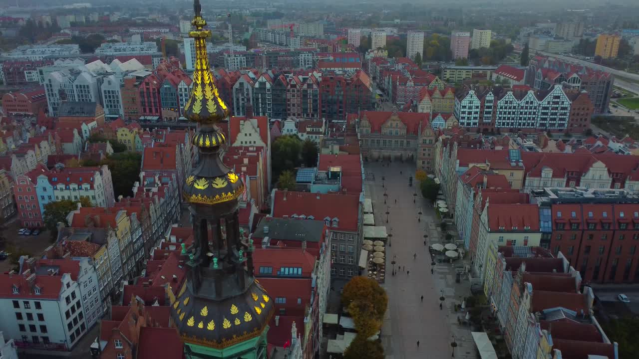 video aéreo cinematográfico 4k de drones de la torre del reloj del ayuntamiento de gdansk de cerca - gdansk, polonia
