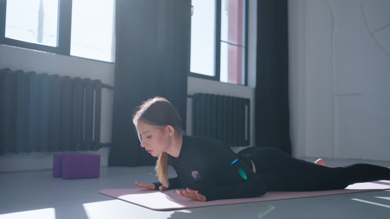 mujer haciendo yoga en un estudio
