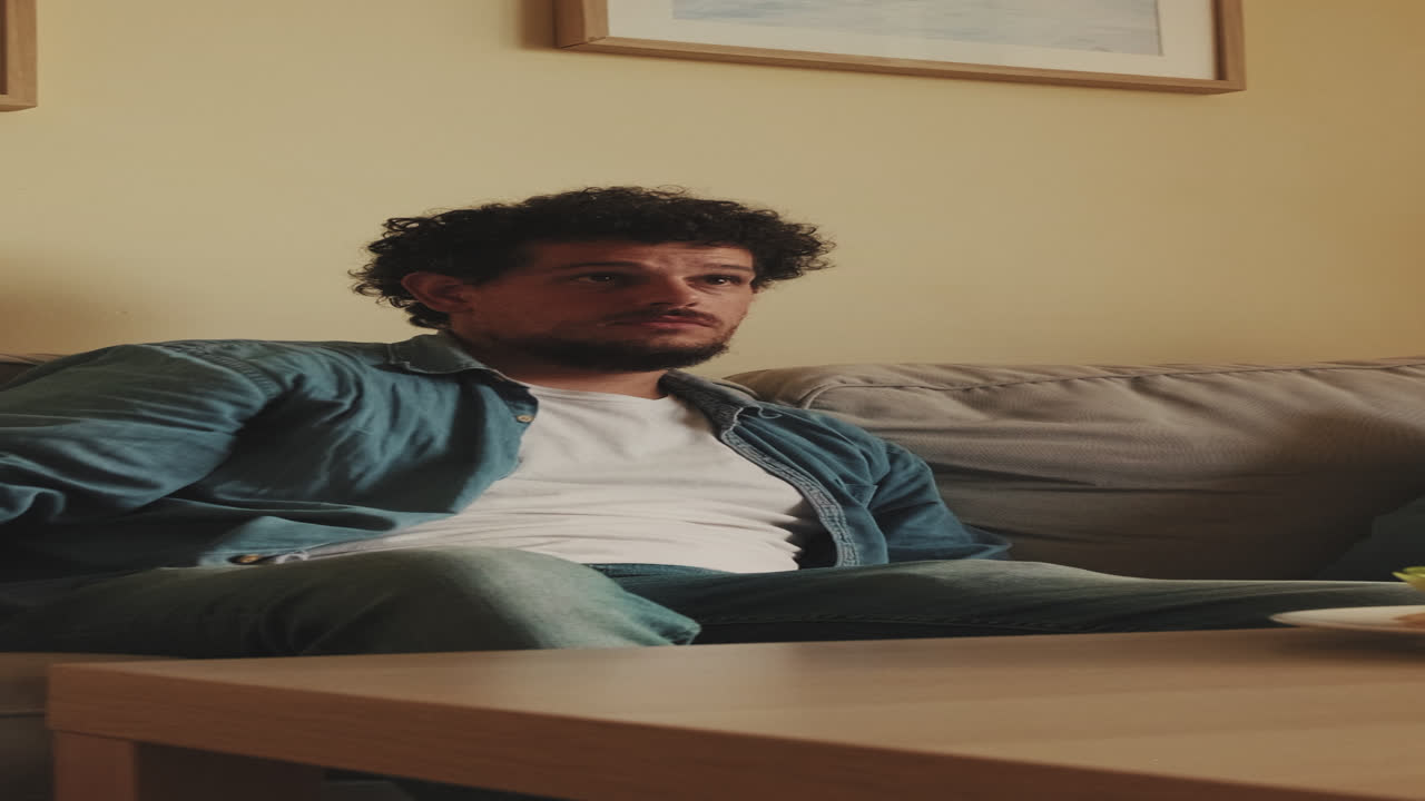 Hombre relajándose en el sofá en casa