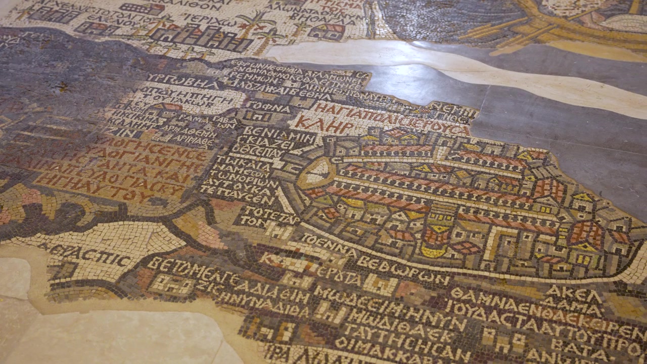 Filmato della Mappa a Mosaico di Madaba, un antico mosaico pavimentale che raffigura il paesaggio geografico della Terra Santa, situato all'interno della Chiesa di San Giorgio a Madaba, Giordania