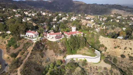 antena descendiendo sobre casas de un millón de dólares en hollywood hills, los ángeles