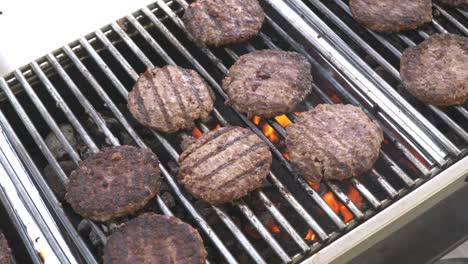 macro tomas de carne a la parrilla en una barbacoa, mostrando los detalles chisporroteantes, ahumados y jugosos