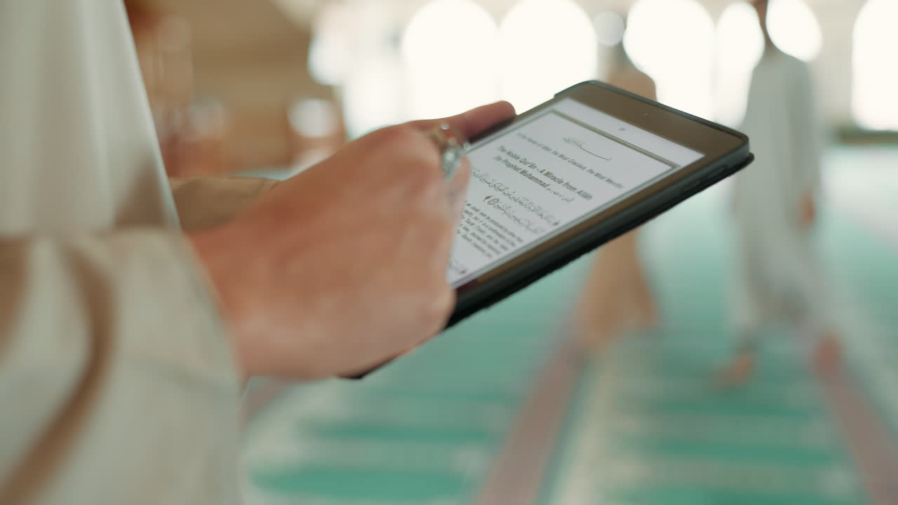 religión, el islam y las manos con una tableta