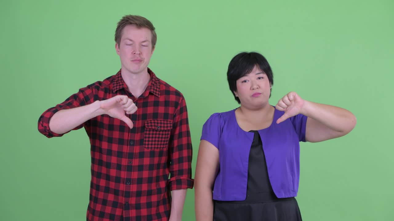 과체중 아시아 여성과 스터 남자가 함께