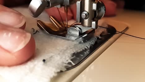 proceso de costura de la tela blanca