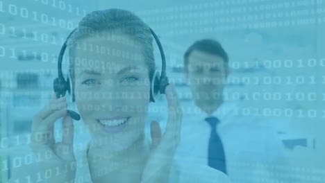 Animation-Einer-Gruppe-Multiethnischer-Callcenter-Mitarbeiter,-Die-Headsets-Tragen-Und-Computer-Im-Büro-Benutzen