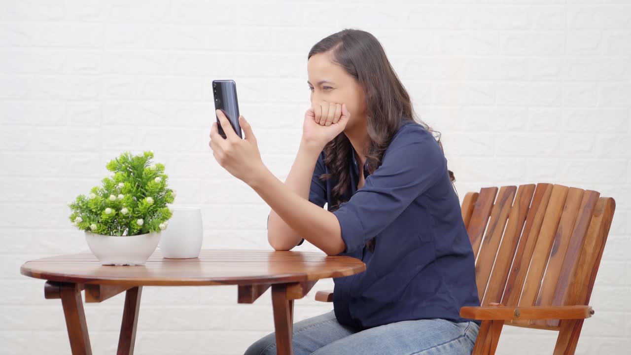 비디오 통화에서 행복한 인도 소녀