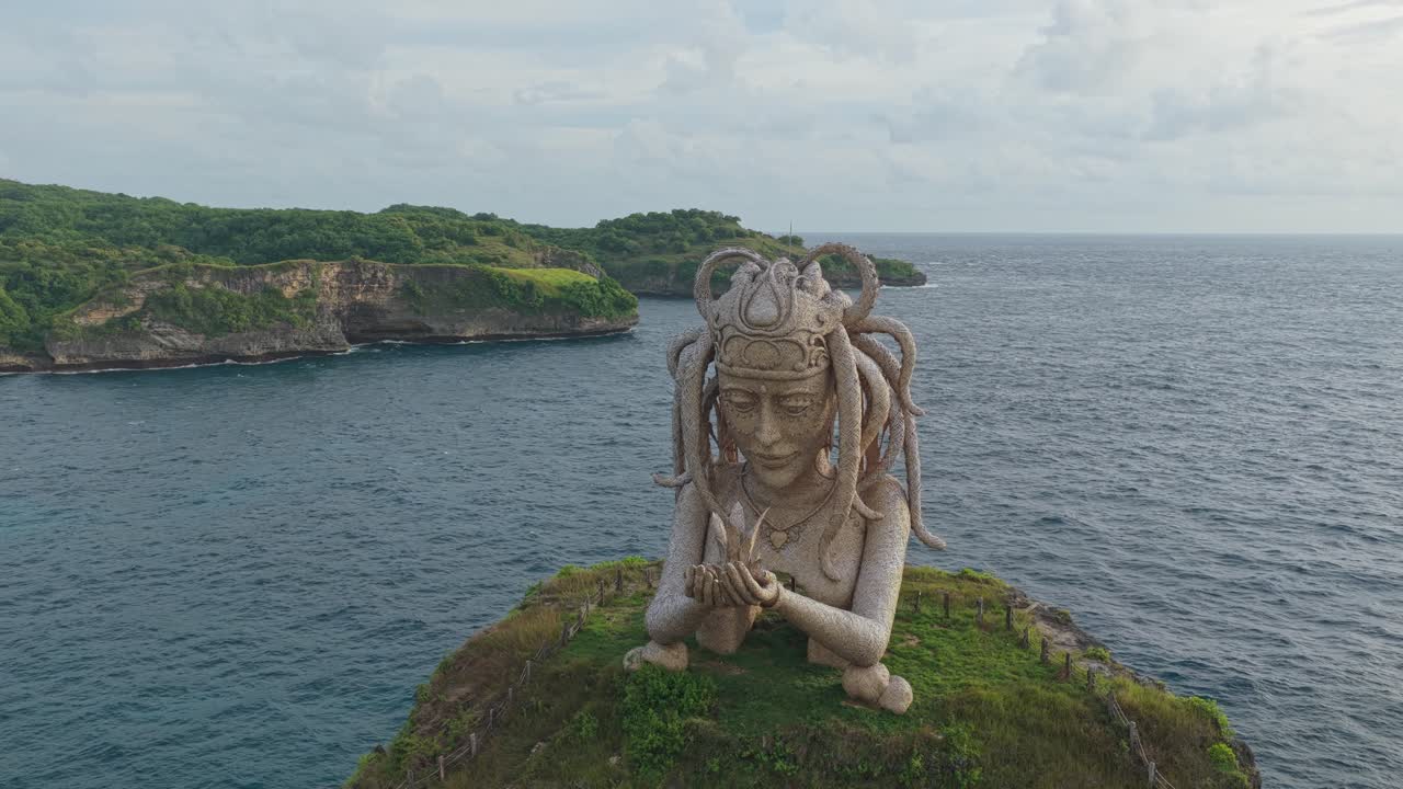 Statua della regina polipo su una scogliera che si affaccia sull'oceano a Nusa Penida
