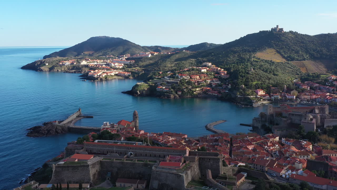 Baia di Collioure, vista aerea della città vecchia, castello, chiesa e fortezza