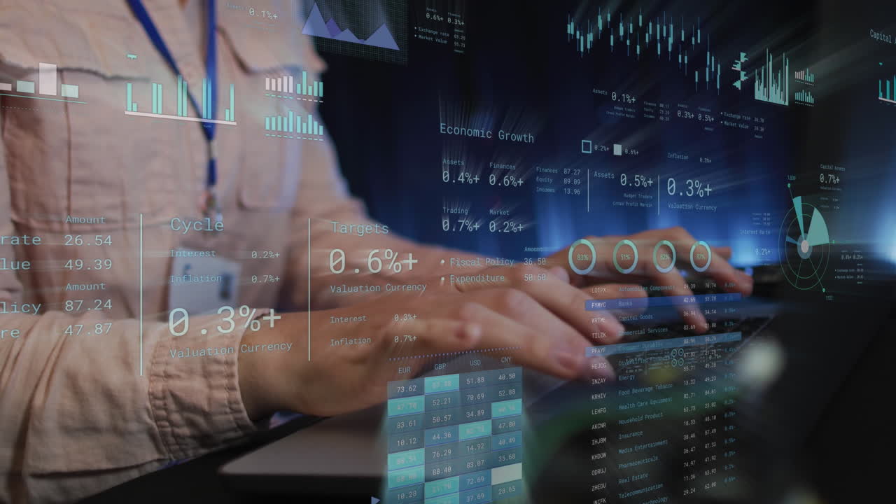 animación del procesamiento de datos sobre un hombre de negocios caucásico que usa computadora en la oficina