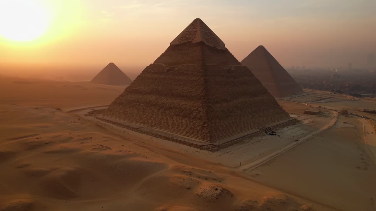 Letecké video pyramid při západu slunce, představující starobylou architekturu z výšky.