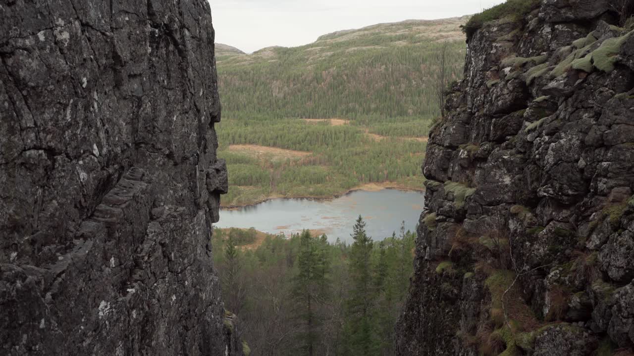 hildremsvatnet, condado de trondelag, noruega - una vista panorámica de un lago rodeado de follaje exuberante - toma aérea de un dron