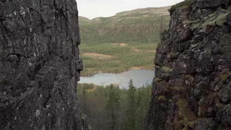 Hildremsvatnet,-Condado-De-Trondelag,-Noruega---Una-Vista-Panorámica-De-Un-Lago-Rodeado-De-Exuberante-Follaje---Disparo-Aéreo-De-Drones