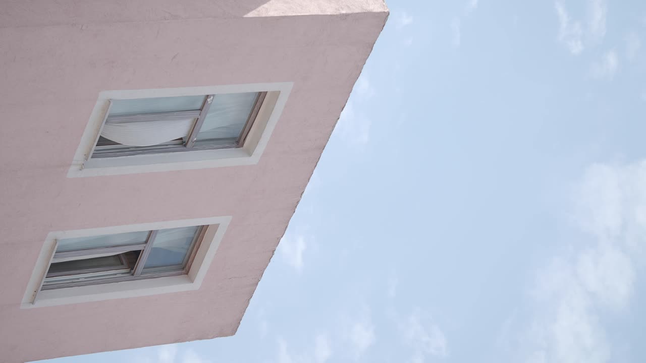 Edificio con finestre su un cielo blu