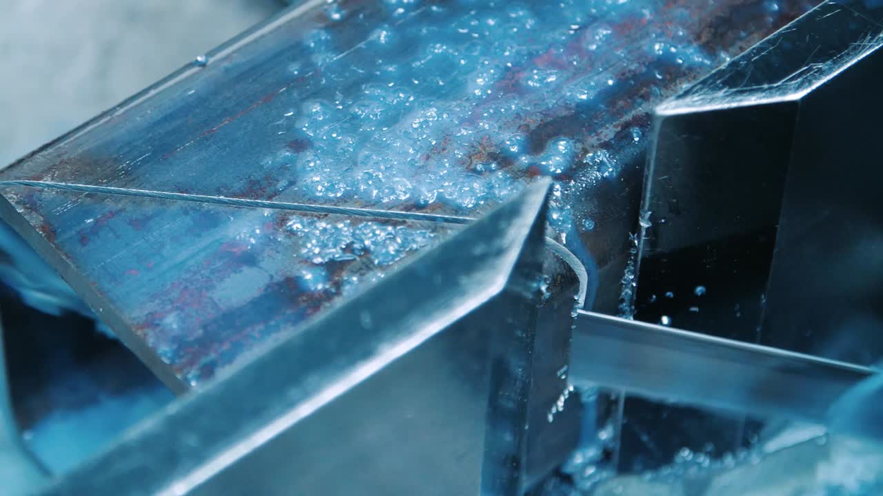 냉각 액체의 제트와 함께 기계에서 냉각 물의 제트. 냉각 액체의 제트