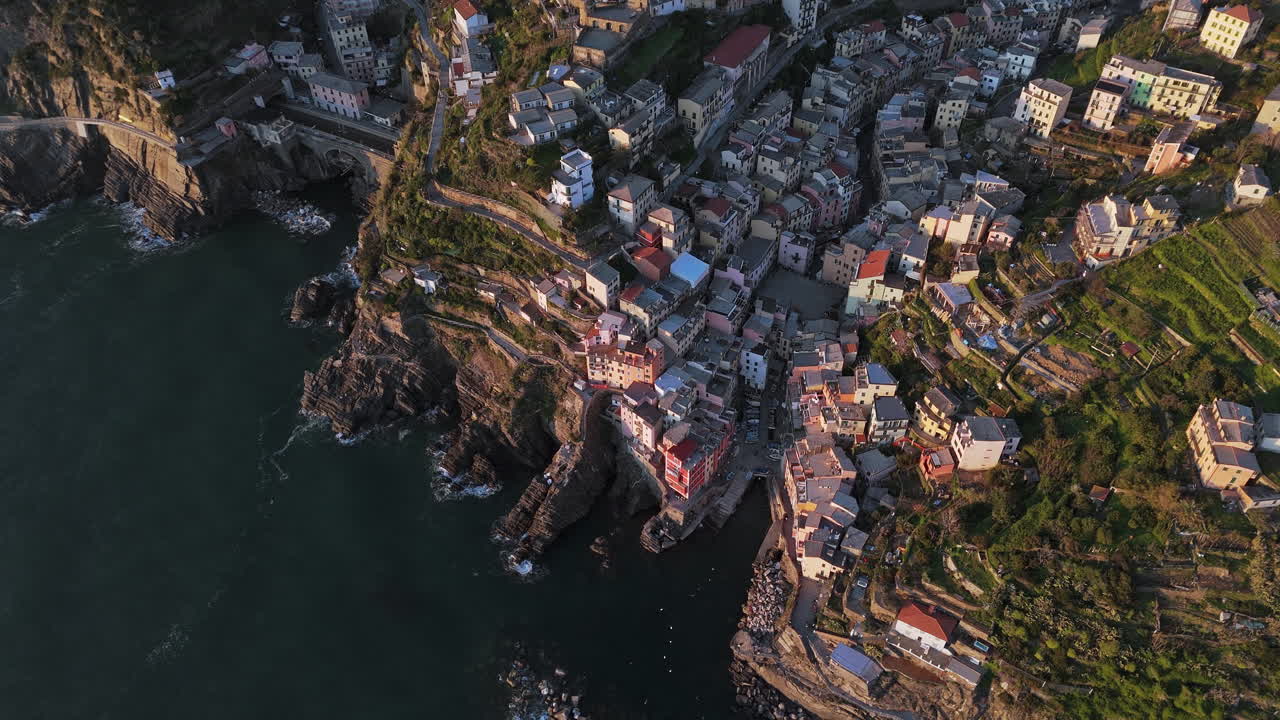 Village de Riomaggiore aux Cinque Terre, ville côtière avec des maisons colorées, vue aérienne