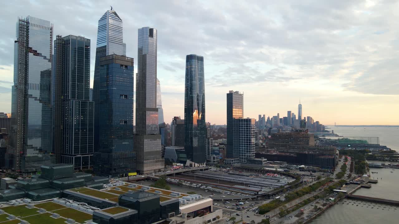vista aérea del horizonte frente al mar de la ciudad de nueva york, edificios en hudson yards, el río, la puesta de sol y el paisaje urbano de jersey - pan, drone shot