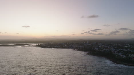 Puesta-De-Sol-Drone-Paso-Elevado-Sol-Costa-Playa-Ciudad-Y-Costa-Oceánica,-4k-Australia