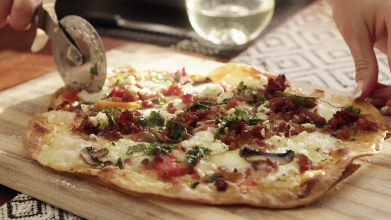 접시 에  ⁇ 어 먹는 것 은 얼굴 에 미소를 짓게 한다