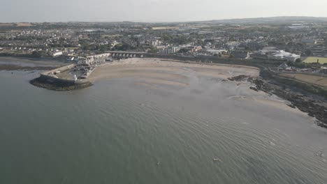 Vista-Aérea-Del-Pequeño-Puerto-Marítimo-En-La-Ciudad-Costera-De-Balbriggan-En-Fingal,-Condado-De-Dublín,-Irlanda