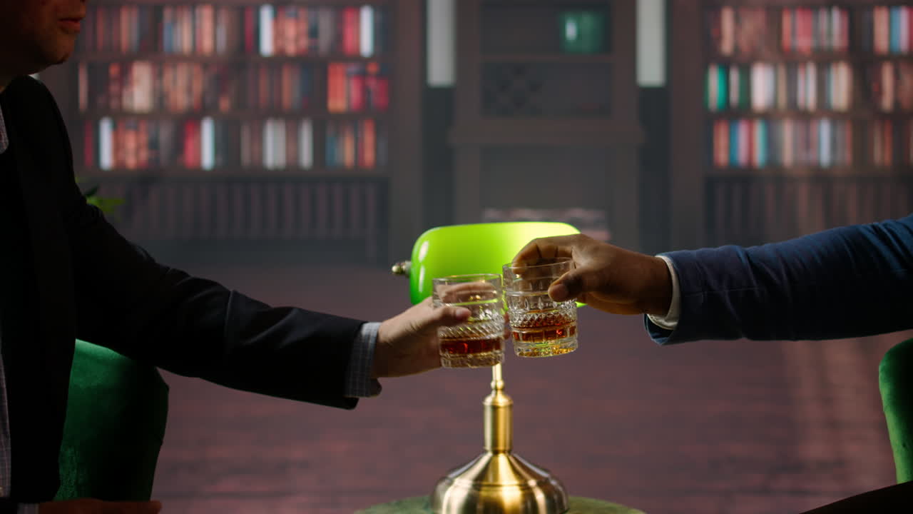 사업가들이 스코치 컵을 고 환호하고 있습니다.