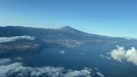 Blick-Von-Der-Anderen-Seite-Auf-Den-Teide-Vulkan-An-Einem-Sonnigen-Liegeplatz