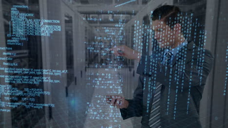 procesamiento de datos animado visualizado en el teléfono inteligente de un hombre de negocios en una sala de servidores tecnológicos.